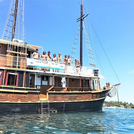 Ботель Rhythm Floating Accom - *