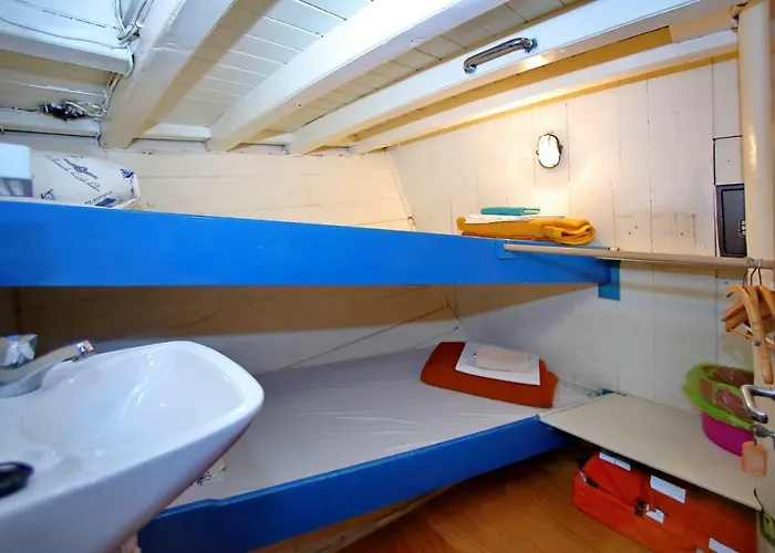 Ботель Rhythm Floating Accom -