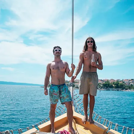 Ботель Rhythm Floating Accom -