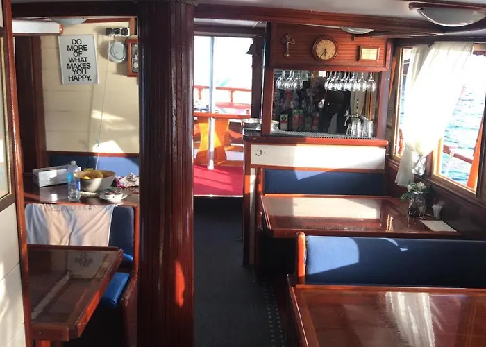 ספינת מלון Rhythm Floating Accom -