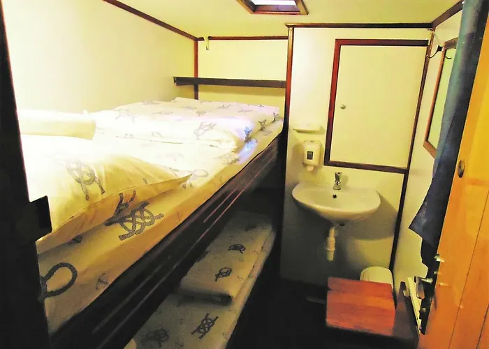 ספינת מלון Rhythm Floating Accom - *